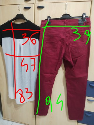 Maglia con stampa e pantaloni rossi