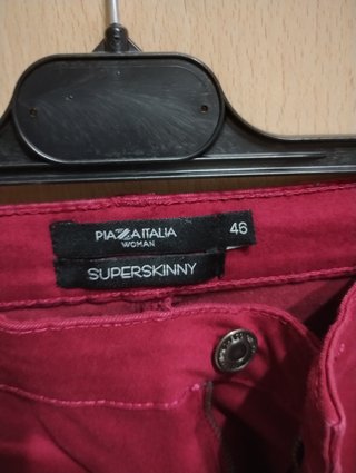 Maglia con stampa e pantaloni rossi