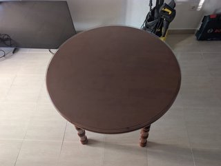 Mesa redonda de madera con cristal