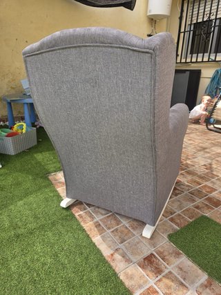Sillón balancín gris de tela