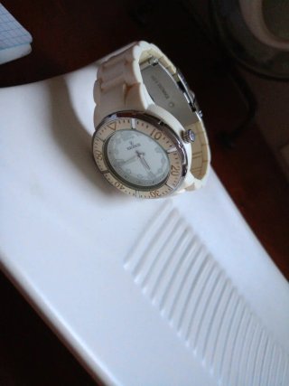 Reloj deportivo Kronos blanco y plateado
