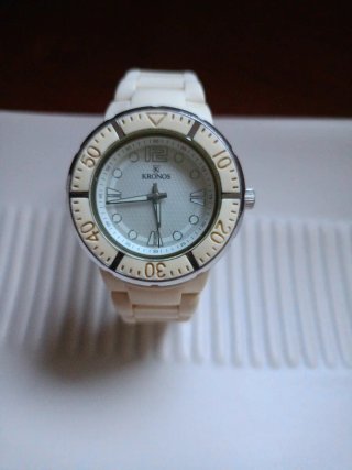 Reloj deportivo Kronos blanco y plateado