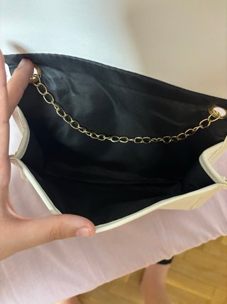 Bolso blanco acolchado con cadena dorada