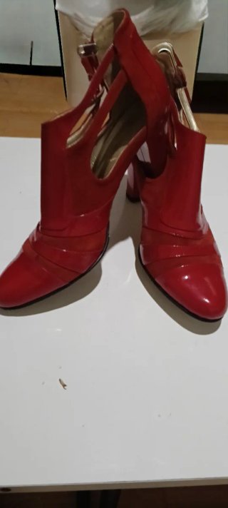 Zapatos de tacón rojos para mujer