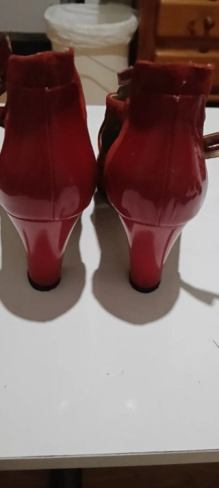 Zapatos de tacón rojos para mujer
