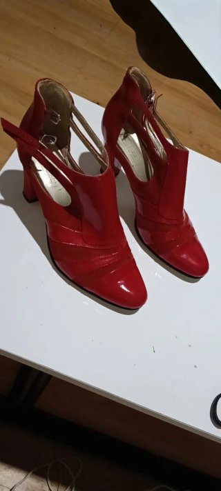 Zapatos de tacón rojos para mujer