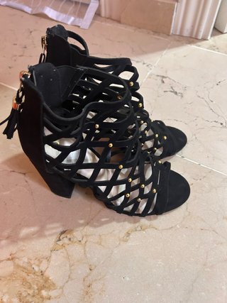 Zapatos de tacón negros con detalles dorados