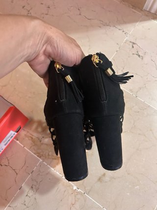 Zapatos de tacón negros con detalles dorados