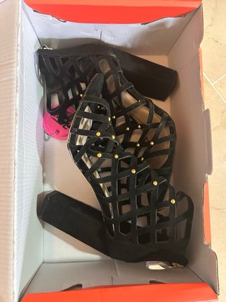 Zapatos de tacón negros con detalles dorados