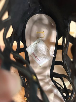 Zapatos de tacón negros con detalles dorados
