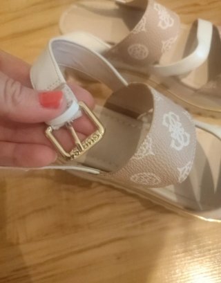 Sandalias Guess Beige y Dorado