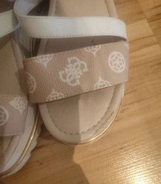 Sandalias Guess Beige y Dorado