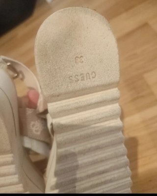 Sandalias Guess Beige y Dorado