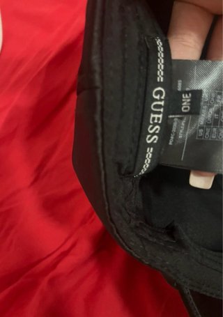 Cappellino Guess nero satinato con strass