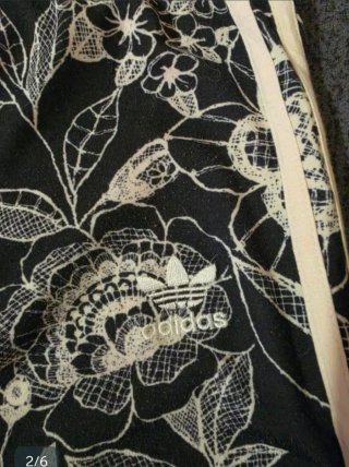 Camiseta Adidas floral negra y blanca mujer