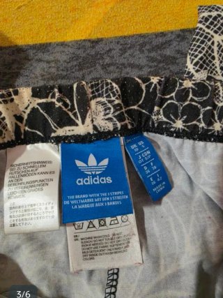 Camiseta Adidas floral negra y blanca mujer