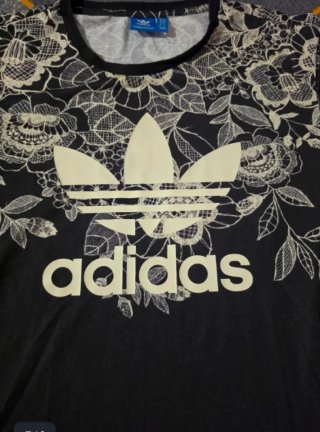 Camiseta Adidas floral negra y blanca mujer