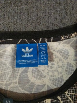 Camiseta Adidas floral negra y blanca mujer