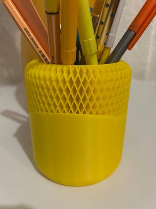 Portalápices amarillo con diseño