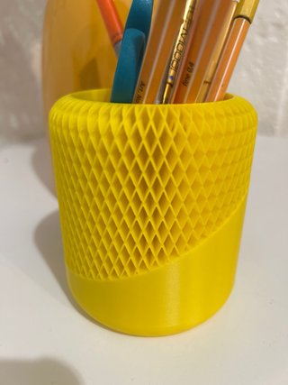 Portalápices amarillo con diseño