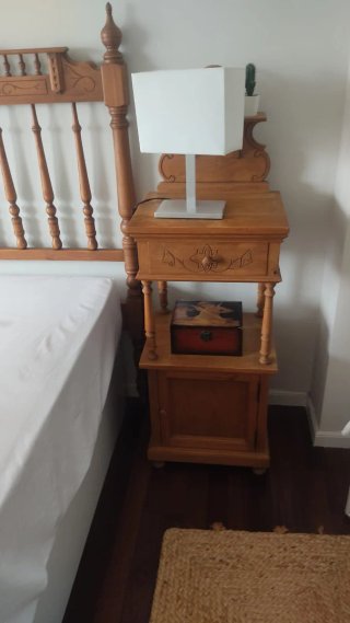 Cabecero de madera y mesita