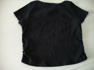 Camiseta negra con top blanco