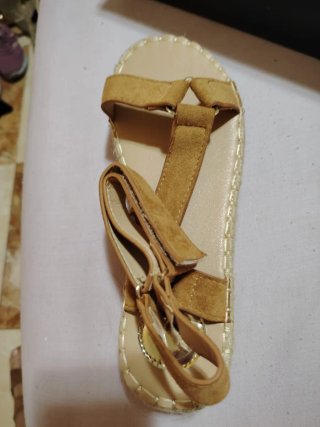 Sandalias planas beige y marrón
