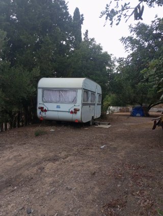 Terreno rústico con caravana
