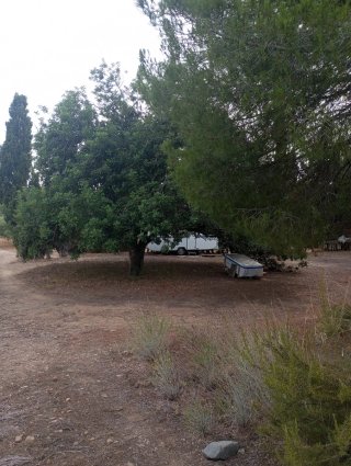 Terreno rústico con caravana