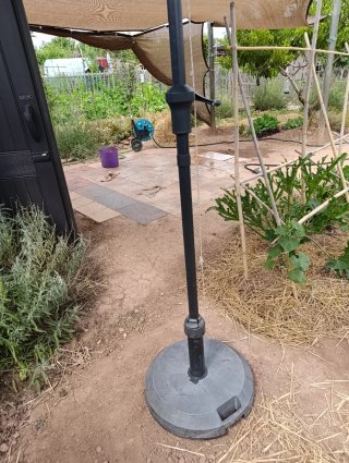 Sombrilla negra con soporte