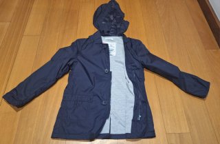 Parka azul rapaz com capuz