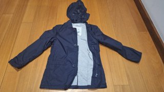 Parka azul rapaz com capuz