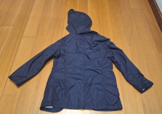 Parka azul rapaz com capuz