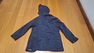 Parka azul rapaz com capuz