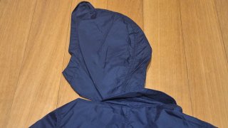 Parka azul rapaz com capuz