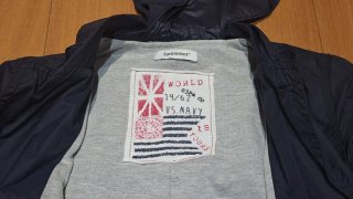 Parka azul rapaz com capuz