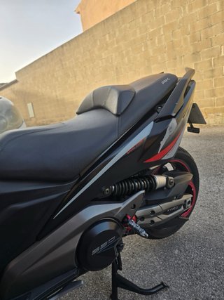 Kymco 550 AK Maxi Scooter Negra y Roja