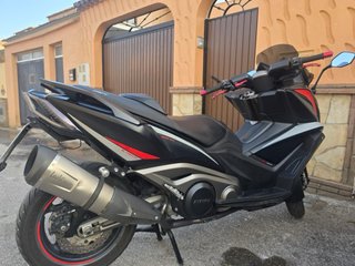 Kymco 550 AK Maxi Scooter Negra y Roja