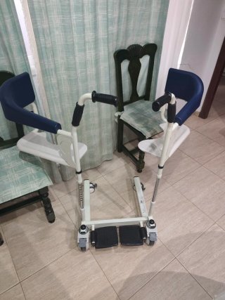 OMBA891 silla de ducha, WC y trasferencias