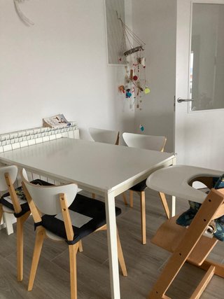 Mesa comedor blanca con 4 sillas