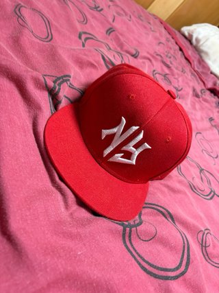 Gorra roja con logo blanco
