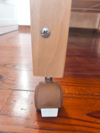 Cuna de madera para bebé.