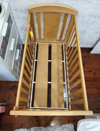 Cuna de madera para bebé.