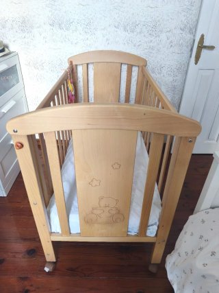 Cuna de madera para bebé.
