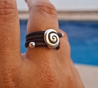 Anillo Artesanía Espiral Marrón y Zamak Plata