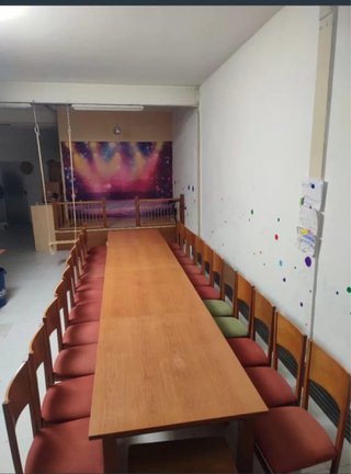 Mesa de madera y 16 sillas