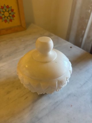 Bombonera/joyero de mármol con tapa