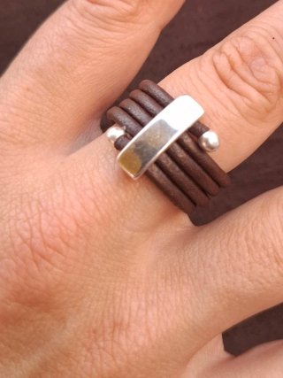Anello artigianale in pelle marrone e zamak argento