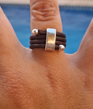 Anello artigianale in pelle e zama argento