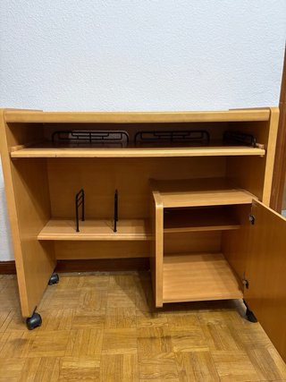 Escritorio de madera con ruedas